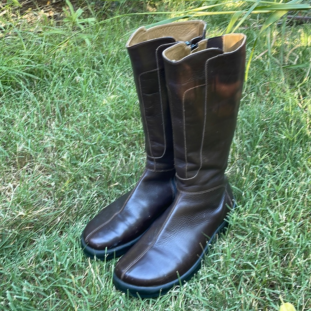 Size 41 Women’s footprints boots. Dark brown.